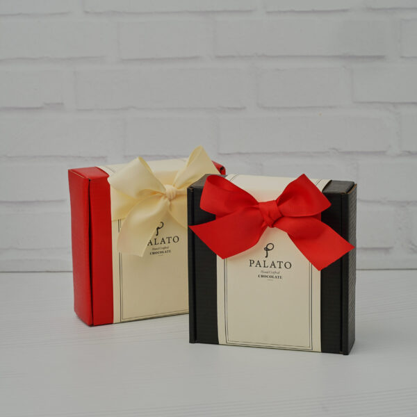 Caja de Cartoncillo Negra o Roja Cuadrada con 10oz de Chocolate BARK (Peppermint, Lemon Berry o White Citrus Fruit and Nut)