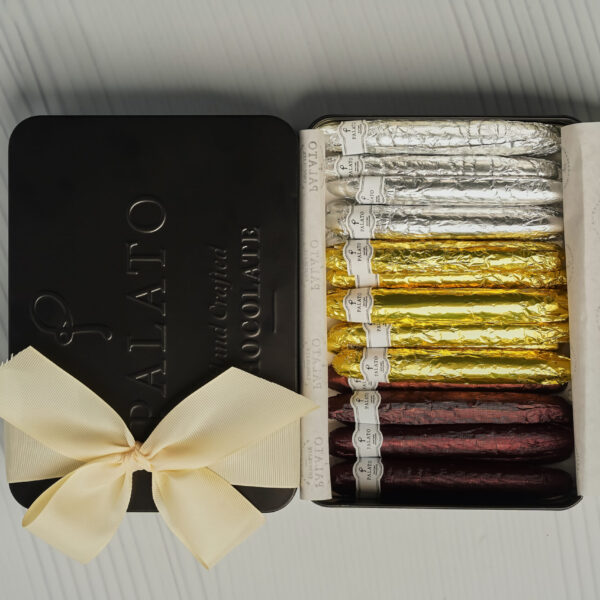 Caja de Latón Negra con Chocolates en forma de puro 3 Sabores Distintos (70% Oscuro, 45% con Leche y Blanco Limón)